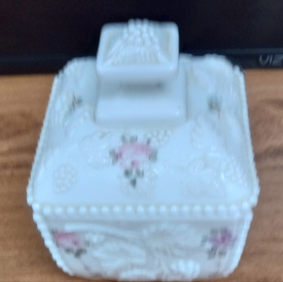 Vintage Pembroke Antique White Milk Glass Candy Dish w/lid - Picture 4 of 9